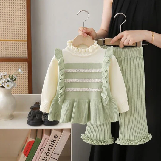 Frilled knitted set